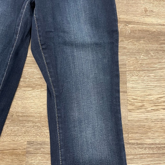 Guess power curvy mid-wash jeans. mid rise, worn once or twice. - Picture 4 of 8